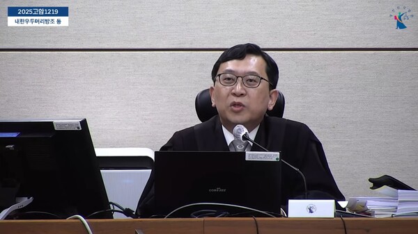 ▲이진관 재판장이 19일 한덕수 전 총리 재판에 방청하러 온 이하상 변호사가 돌연 발언을 요청해 거부하다가 감치명령을 내리고 있다. 사진=서울중앙지법 영상 갈무리