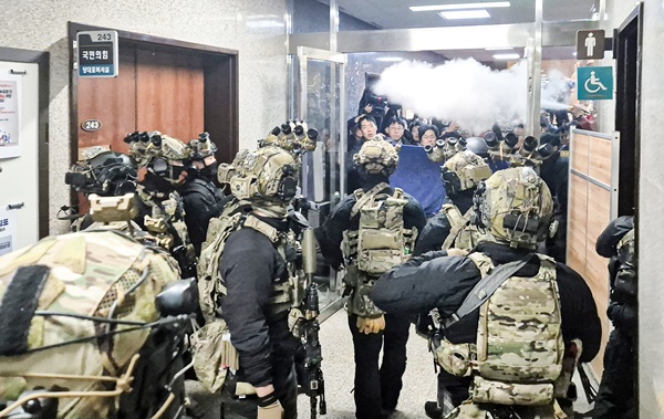 ▲ 윤석열 전 대통령이 지난해 12월3일 밤 비상계엄을 선포해 서울 국회의사당에서 계엄군이 국회 본청으로 진입하고 있다. ⓒ연합뉴스