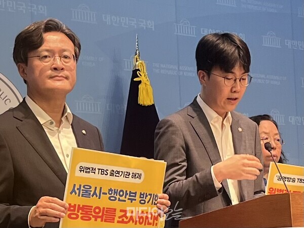 ▲지난 7월28일 언론장악저지공동행동이 국회 소통관에서 서울시의 일방적인 TBS 출연기관 해제 조치의 위법성을 지적하며 감사원에 공익감사 청구를 접수한다고 밝혔다. 기자회견에서 출연기관 해제 과정의 위법성을 설명하고 있는 소현민 변호사. 사진=정민경 기자.