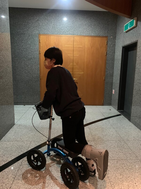 ▲ 인대 부상으로 이동기기를 따로 구매해 사용하고 있는 김주하 앵커. 사진=본인 제공