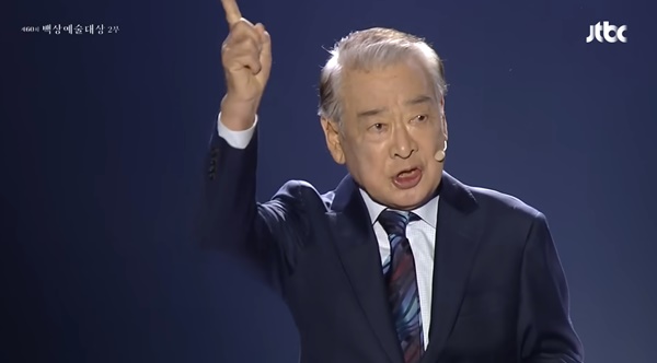 ▲ '60회 백상예술대상' 특별무대를 통해 연기 중인 이순재. 사진=JTBC 유튜브 캡처