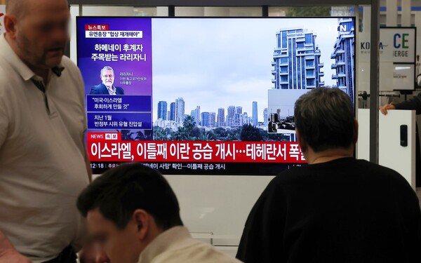 ▲미국과 이스라엘의 공격으로 중동 지역 긴장이 급격히 고조되며 두바이행 노선 등이 결항한 가운데 3월1일 인천공항의 이용객들이 관련 뉴스를 바라보고 있다. ⓒ연합뉴스