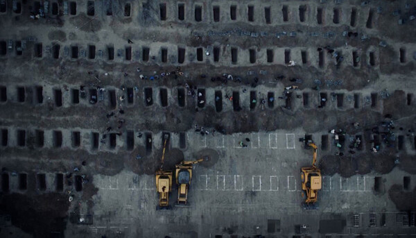 ▲지난 3월 2일 이란이 남부 미나브의 한 여자 초등학교에서 미국·이스라엘 폭격으로 숨진 학생들과 교직원들의 합동 장계식이 거행됐다. 이란 희생자들을 위한 묘지가 준비되고 있다. 아바스 아라그치 이란 외무부 장관은 지난 3일 자신의 X(트위터) 계정에 이 사진을 게시했다. ⓒAbbas Araghchi(@araghchi)