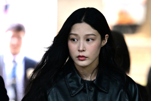 조민, '면세점 입점 특혜 의혹' 보도에 억대 손해배상 법적 대응 - 뉴스 썸네일 이미지