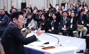 대통령 신년 기자회견, 2시간53분... 유튜버 질문까지 받았다 - 뉴스 썸네일 이미지