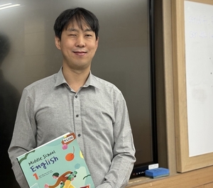 3월인데 교과서가 없는 선생님…16년째 반복되는 시각장애 교사의 새 학기