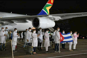 미국은 폭격기를, 쿠바는 의사들을 보냈다