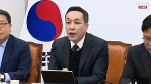 â€˜ëś€ě •ě„ ęą°TFâ€™ ěŁźěžĽí•œ ęľ­íž˜ ęš€ëŻźěˆ˜ â€œę¸°ěžë“¤, ě™œ ëś€ě •ě„ ęą°ëĄ ěœźëĄœ ëŞ°ęł  ě‹śě–´í•˜ë‚˜â€