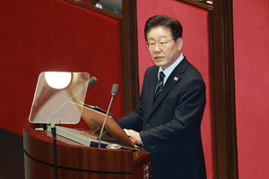 李대통령 시정연설, 조선일보 “화기애애” 한국경제 “대통령이 다가와 악수”