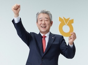 [속보] ‘1억 뇌물 혐의’ 강호동 농협회장 경찰 출석