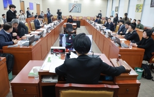 과방위 넘은 AI데이터센터법에 ‘기업엔 특혜, 기후·전력망 부담전가’ 비판