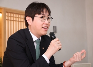 하정우 AI수석 “과학자들 존중받는 나라 만들겠다”