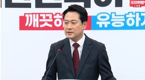 귀국한 장동혁… 조선일보 “화제 된 건 김민수와 웃으며 찍은 관광객 사진 한 장뿐”