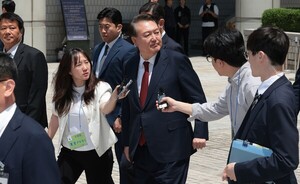 윤석열 “명태균 연락 끊었었다” 재판장 “김건희와 연락한 건 몰랐나”