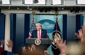 총격 사고에도 ‘자화자찬’ 나선 트럼프, 언론에 ‘이례적’ 칭찬