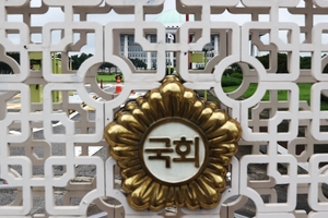 특검 공소취소권 부여? 중앙일보 “셀프 면죄부“ 경향신문 “논란 자초 말아야“