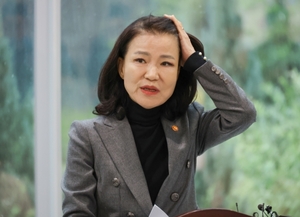 [속보] 대구시장 포기 이진숙, 대구 달성군 ‘단수 공천’ … 정진석은 보류