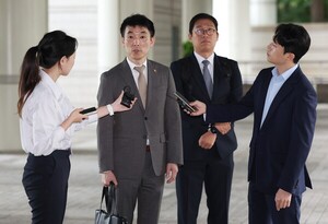 윤석열·김용현, 법관 기피신청 파행…재판장 “유감이지만 간이기각은 안 해”