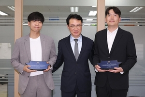 이재명 대통령, ‘약탈금융’ 비판보도한 경향신문 기자에 감사패