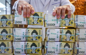 최저임금 1만700원 적절? 한겨레 "미흡해" 한국경제 "취약계층 일자리 위... - 뉴스 썸네일 이미지