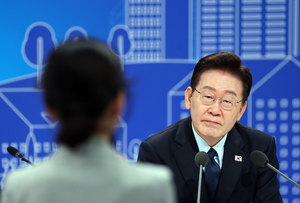 '초고가 주택' 공시가 30억? 경향 "'과세하는 척' 비판도"