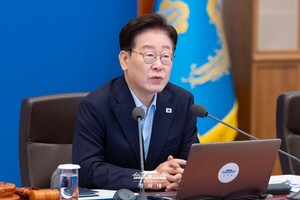 이 대통령 지지율 하락세… 언론들 "부동산·주식 정책 무능 탓"