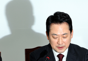 "신의 심판 받는다" 여당 대표가 기자에게 진짜 이런 말을 했다고?