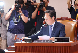 조선일보, 김승원 비판에 지귀연 판사 소환… “민주당의 잣대는 고무줄인가”