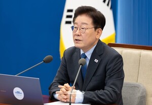 李 대통령 지지율 최저치에 동아일보 "'내 편 강화'가 중도층 외면 자초했나"