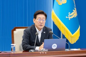 추석 전 지지율 50% 붕괴… "하락 브레이크 필요" vs "인사 쇄신부터"
