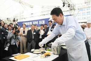 윤석열 '계란말이' 만찬, 증가한 언론인 해외연수...보고서 표절의혹도 - 뉴스 썸네일 이미지